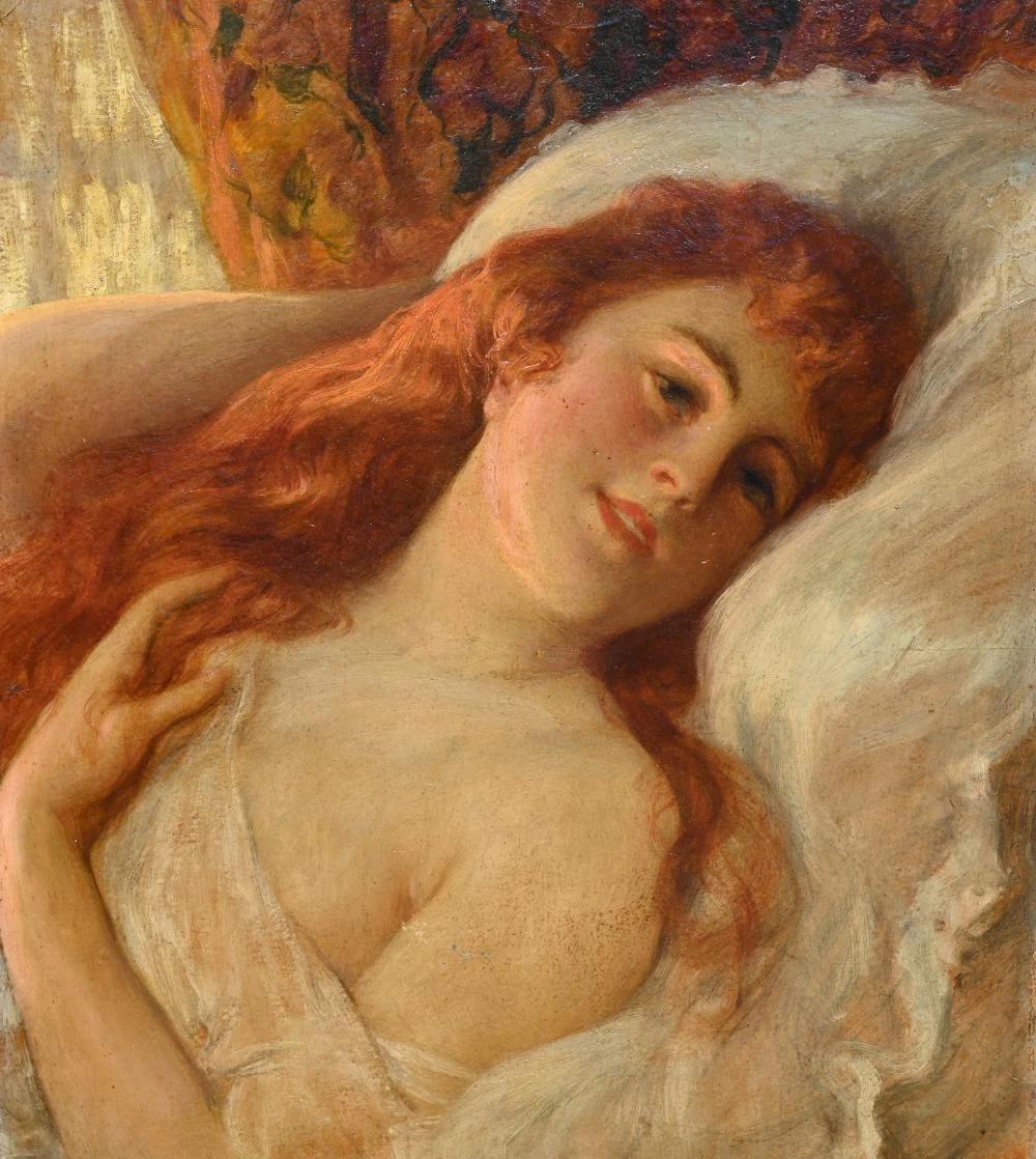 Riposo della giovane donna della testarossa